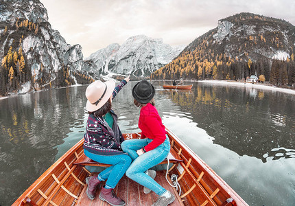 在意大利多洛米人阿尔卑斯山LagoDiBraies湖的船上或图片