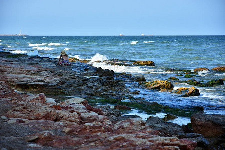 在黑海沿岸的非主流旅游胜地VamaVeche海滩放松的女孩图片
