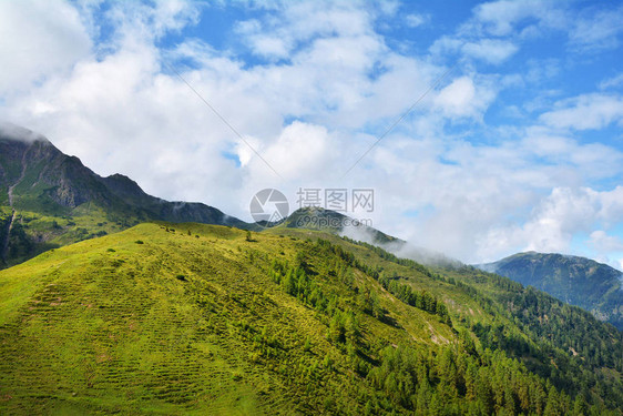 奥地利KitzbuhelTirolean阿尔卑斯山菲伯布伦的Wildseeelodersee湖上攀图片