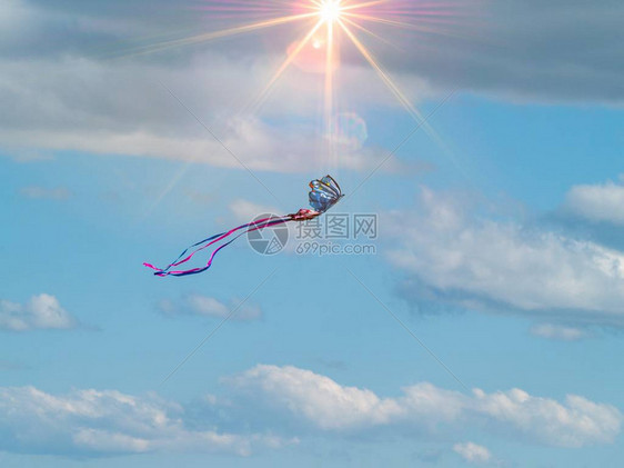 风筝在云间的天空中飞翔图片