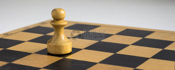 棋盘上的木制白棋子图片