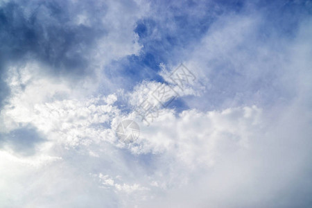 蓝色和白色多云的天空背景图片