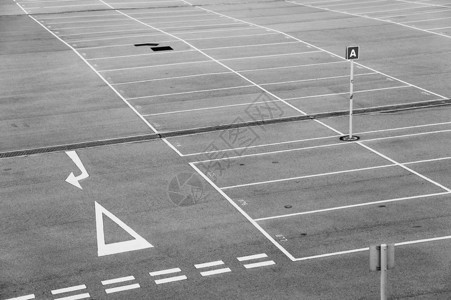 有空的停车场的停车场图片