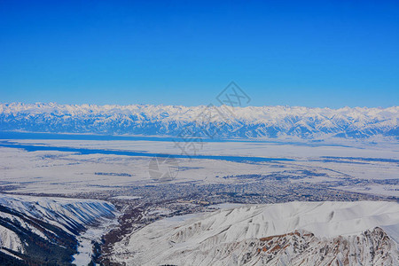 天气景色很美的冬天风景山顶有雪森林湖和天图片