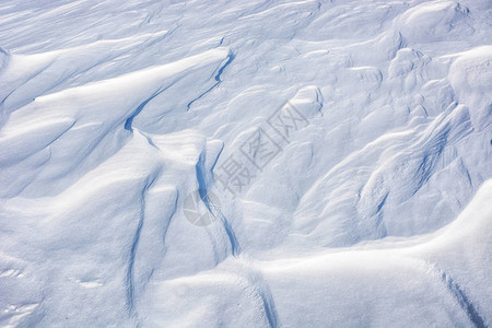 在阳光明媚的清晨暴风雪过后新的雪纹图片