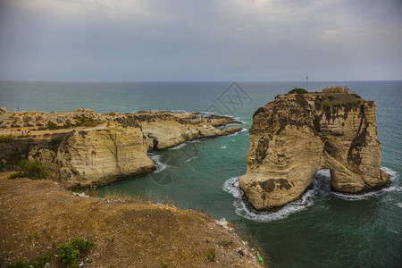 黎巴嫩贝鲁特南部日落时分著名的鸽子岩Raouche图片