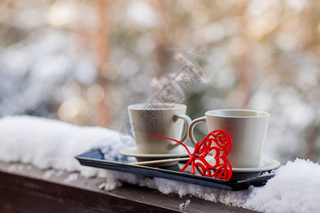 情人节概念在雪背景图片