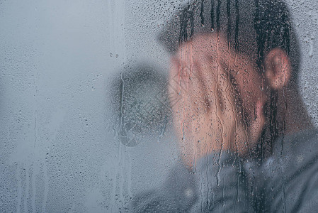 窗口的雨滴有选择地聚焦于窗户上的雨滴图片