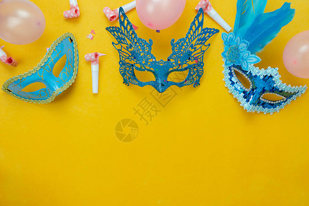 桌面视图美丽多彩的嘉年华季节或照片展位道具狂欢节背景的空中图像平躺物体蓝色面具与装饰和五彩纸屑和粉红色气球图片