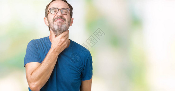 英俊的中年白发老人在孤立的背景下戴眼镜触摸颈部疼痛喉咙痛流感图片