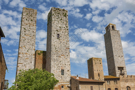 中世纪村SanGimignano的塔图片