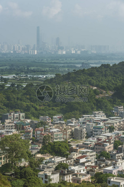 香港元朗区村庄与深圳天际线图片