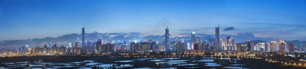 黄昏时分深圳市的天际线从香港看图片