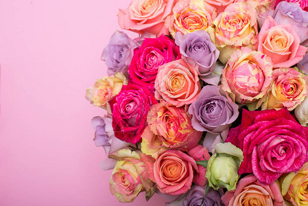 美丽的玫瑰花束在一个礼品盒粉红玫瑰花束粉红玫瑰特写粉红色背景图片