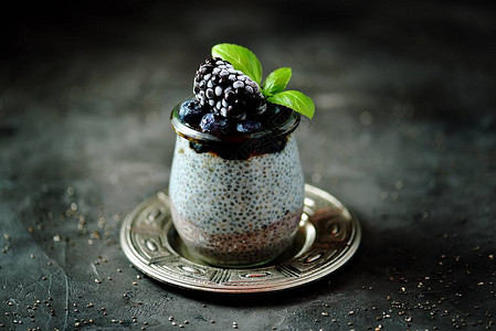 加蜂蜜冻蓝莓和黑莓的Chia种子布丁图片