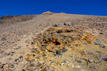 山坡的底部外观有黄色硫化图片