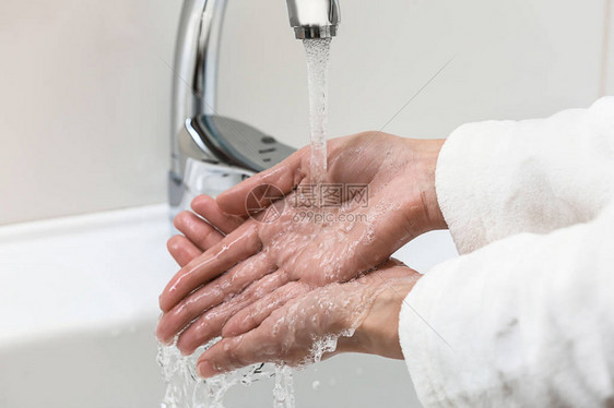 女人在水槽里洗手图片