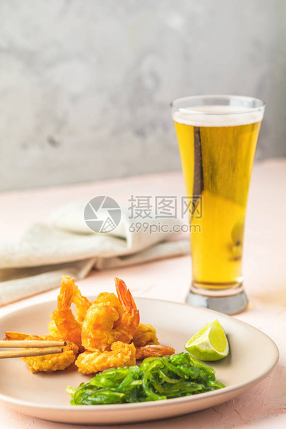 FriedShrimps红宝石浅板石灰和粉红或桃子混凝土地表背景的啤酒杯Seafood观食菜盘可复制成日本或东亚风图片