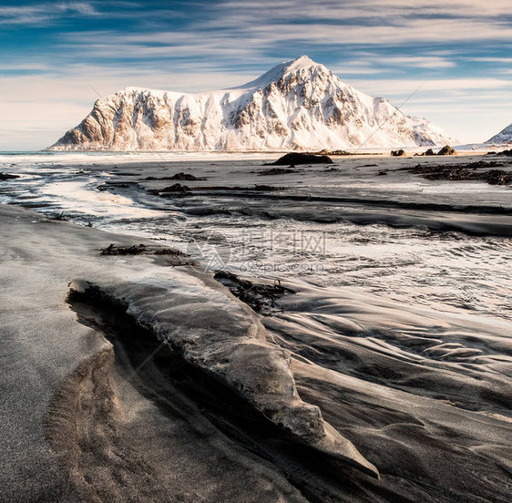 日出早晨在北冰洋与雪山和蓝天的沟沙海景Skagsanden海滩图片