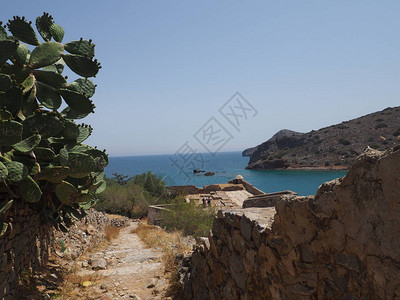 美丽的希腊夏日阳光明媚的海滩湾景色图片