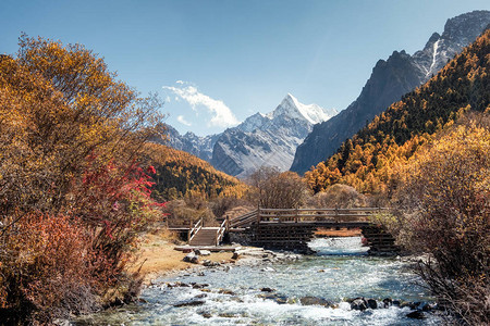 最后一个香格里拉和夏娜多杰山在图片