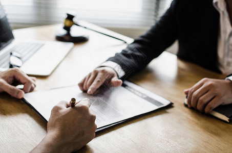 客户签署合同并与法律顾问公证人或司法律师讨论业务图片