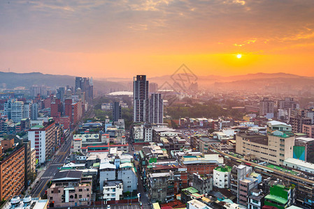 新竹市中心城市天际线从上面在黎明图片