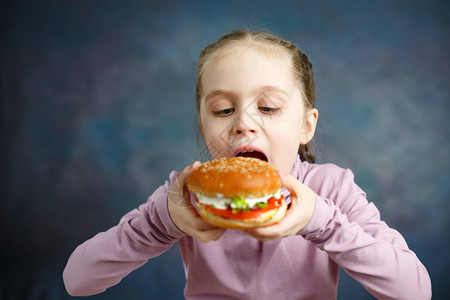 漂亮的美国小女孩吃汉堡不健图片