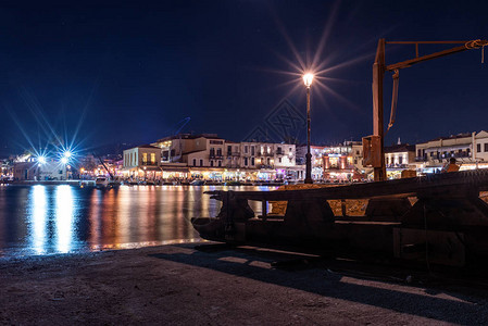希腊克里特岛罗希姆诺镇港口的夜景图片