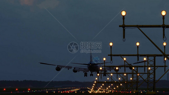 四架引擎宽体飞机接近机场降落清图片