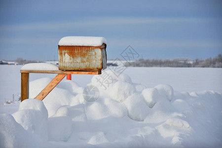 路边冰雪覆盖的农村邮箱的图像图片