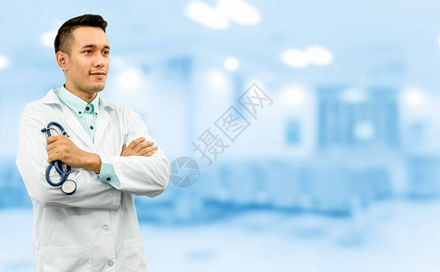 男医生在医院办公室站立医疗保健和医生服图片