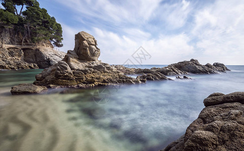 西班牙加泰罗尼亚州科斯塔布拉瓦的落基海滩景观图片