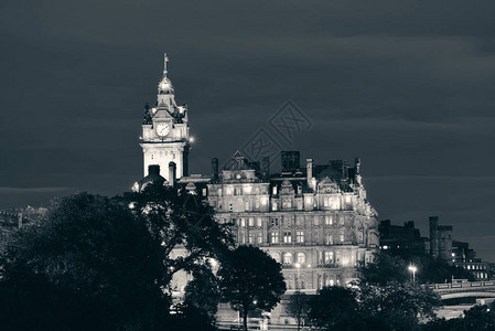 巴尔莫勒尔酒店钟楼和爱丁堡城市夜景图片