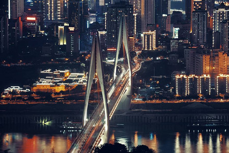 重庆市的桥梁和城市建筑晚图片