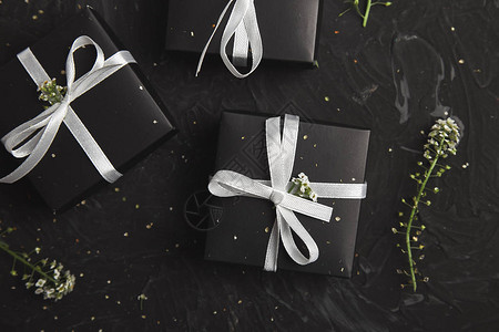 包装现代圣诞礼物或生日礼物图片
