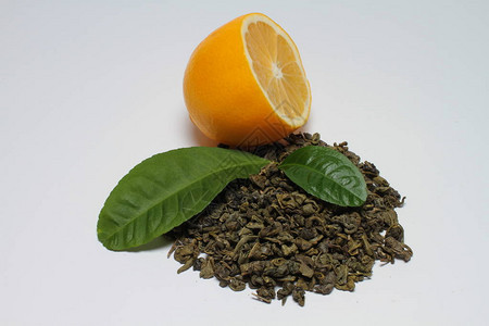 用叶子和橙子干茶的特写图片