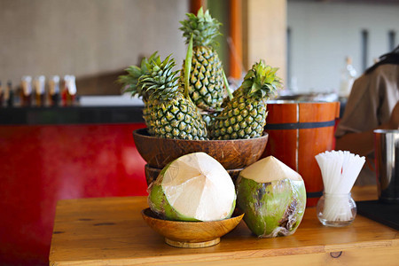 酒吧里有外露的椰子菠萝和热带水果特写图片