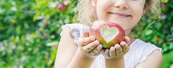 儿童带小孩苹果有选择的焦图片