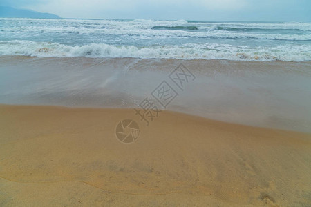 海滩上的蓝色海洋热带波浪海滩夏日海景蔚蓝的海水在蓝色的海洋中天堂海滩图片