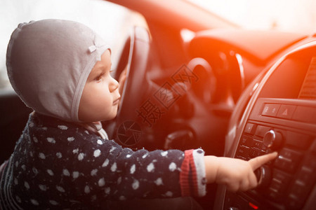 女婴使用现代汽车的音响系统图片