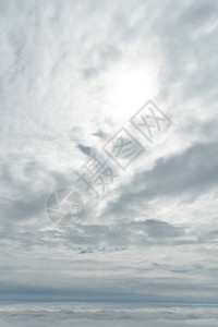 云和蓝天空背景从飞图片