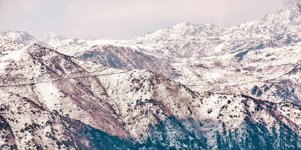 Kanchenjunga山顶有分散的厚云图片