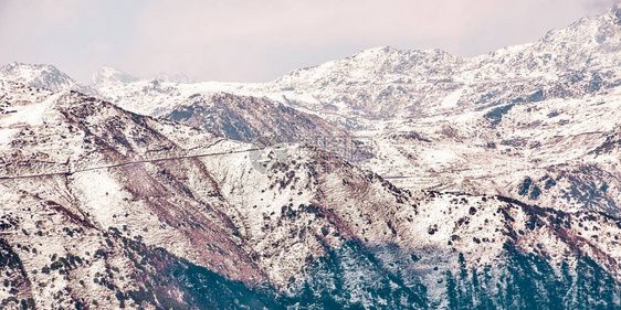 Kanchenjunga山顶有分散的厚云图片