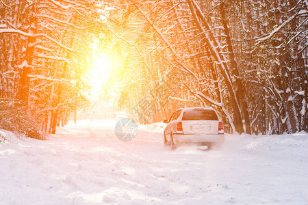 在冬季下雪时空地路面有雪覆盖的风景清图片