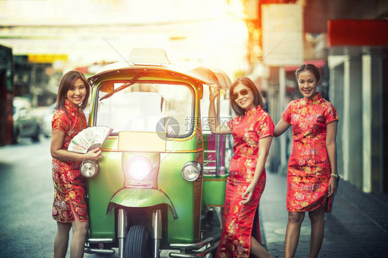 三名身着Tradidton服装的亚洲女图片