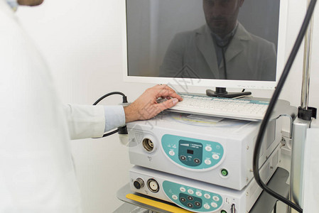 医生在诊所使用内窥测器设备进图片