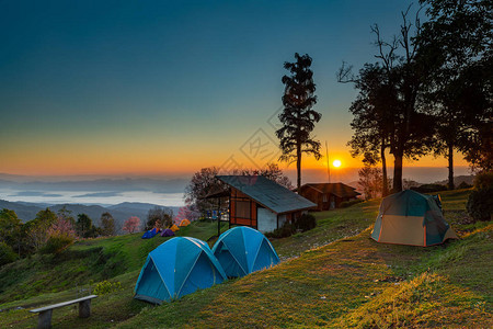 DoiMaTaman山顶露营地的美丽日出背景图片