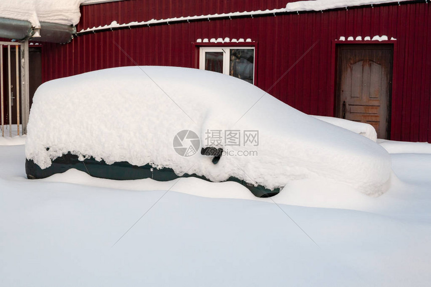车上覆盖着一层厚的刚落下的雪图片