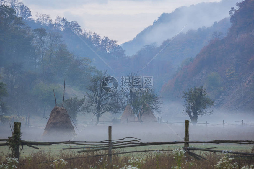 秋日山雾缭绕的美景图片